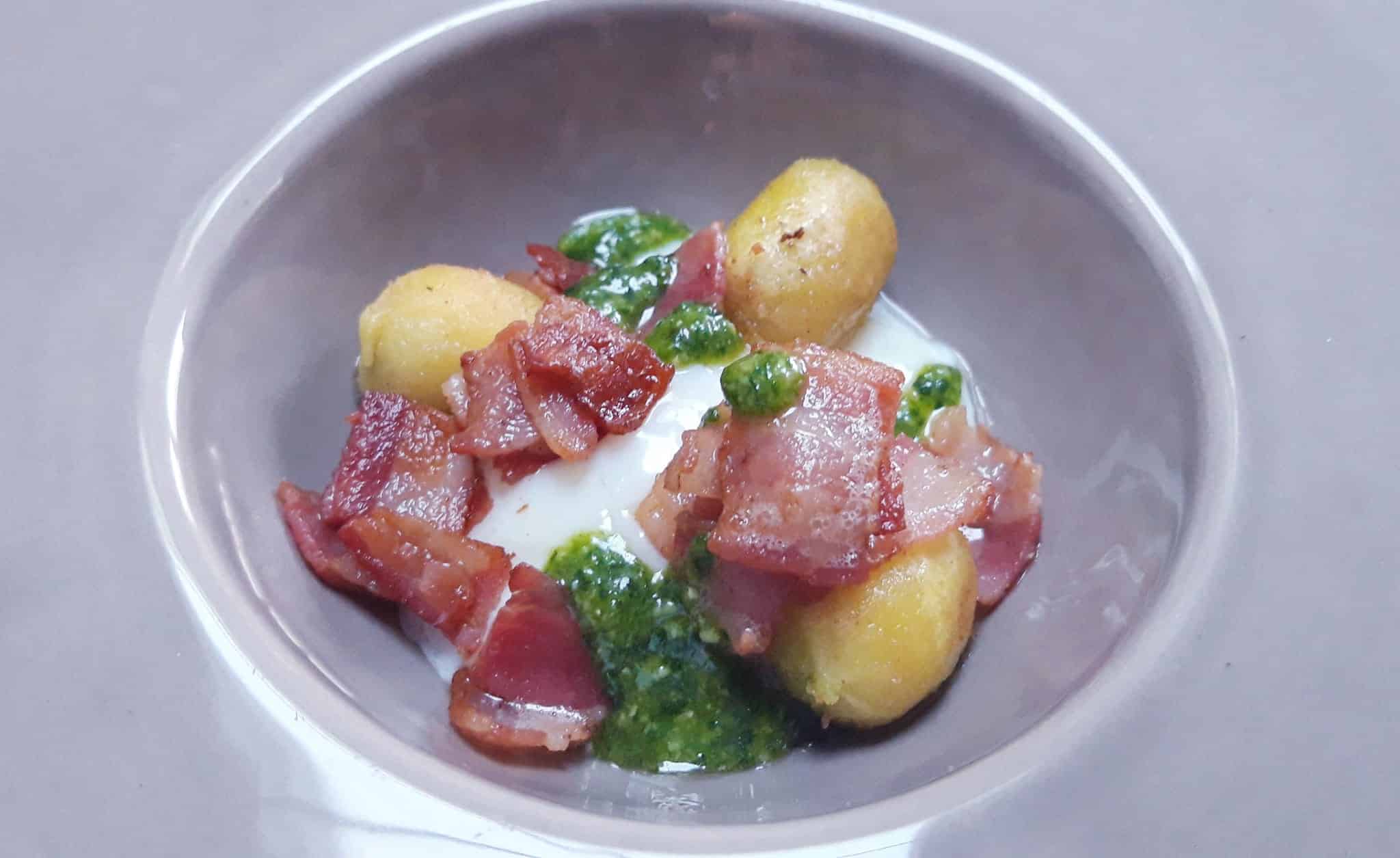 Œuf parfait, espuma au parmesan, pesto d'ail des ours, gnocchi poêlés